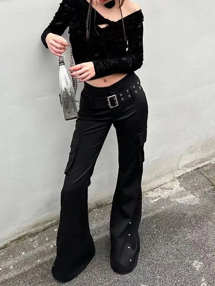 Retro-Hose im Y2K-Harajuku-Gothic-Stil mit schwarzem Nietengürtel und ausgestelltem Bein – schmal geschnitten und mit niedrigem Bund.