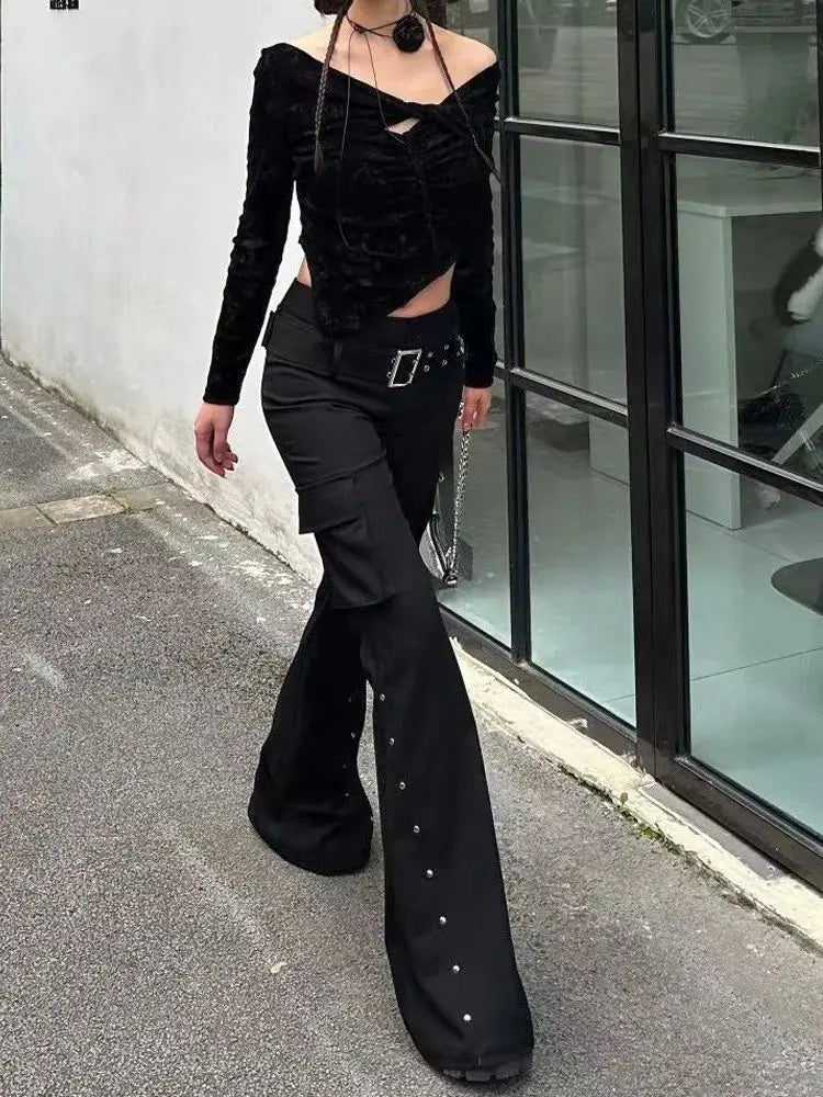Retro-Hose im Y2K-Harajuku-Gothic-Stil mit schwarzem Nietengürtel und ausgestelltem Bein – schmal geschnitten und mit niedrigem Bund.