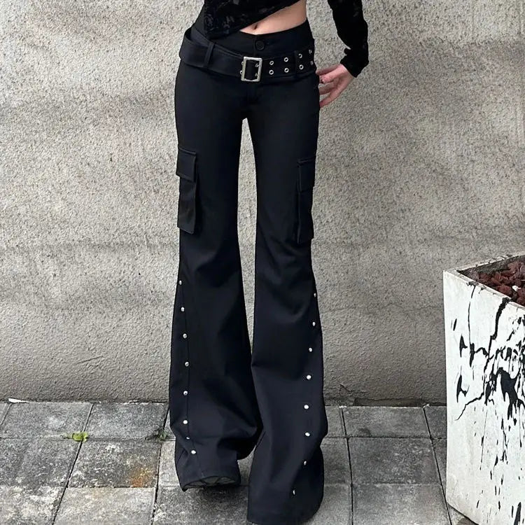 Retro-Hose im Y2K-Harajuku-Gothic-Stil mit schwarzem Nietengürtel und ausgestelltem Bein – schmal geschnitten und mit niedrigem Bund.