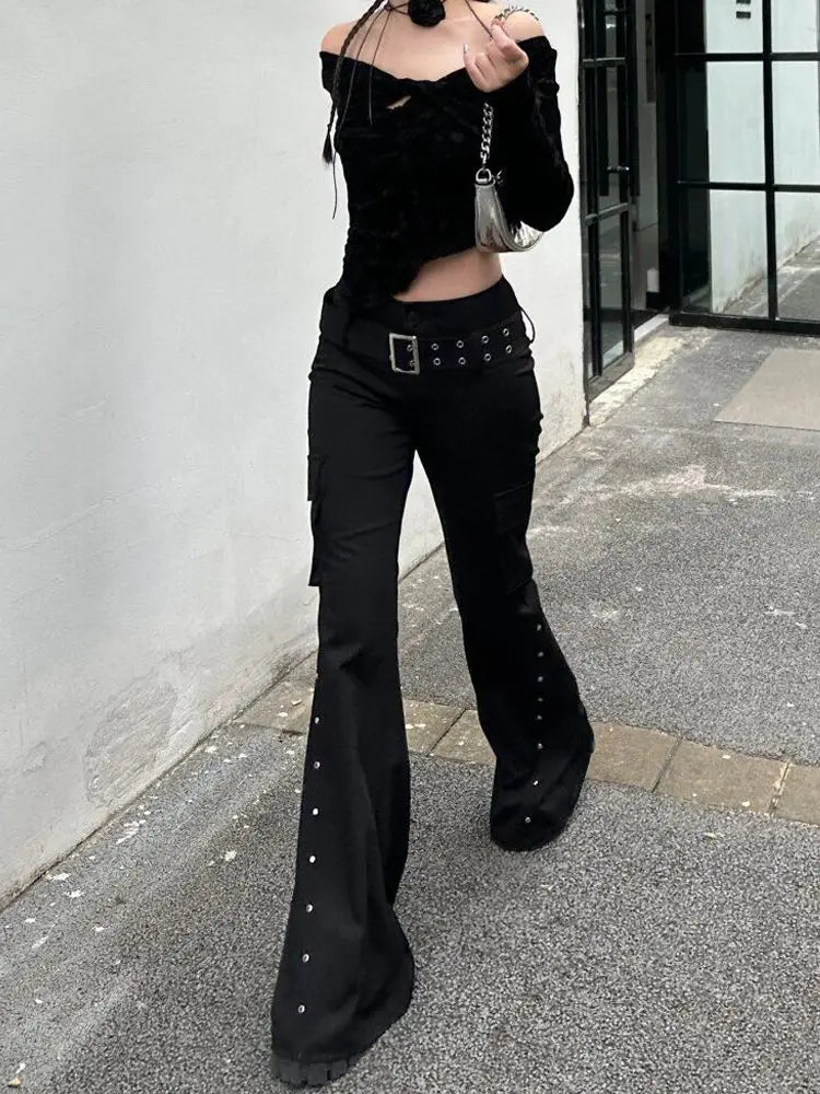 Retro-Hose im Y2K-Harajuku-Gothic-Stil mit schwarzem Nietengürtel und ausgestelltem Bein – schmal geschnitten und mit niedrigem Bund.