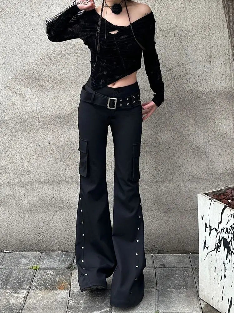 Retro-Hose im Y2K-Harajuku-Gothic-Stil mit schwarzem Nietengürtel und ausgestelltem Bein – schmal geschnitten und mit niedrigem Bund.