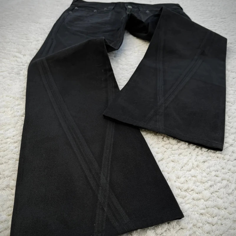 Schwarze Schlagjeans