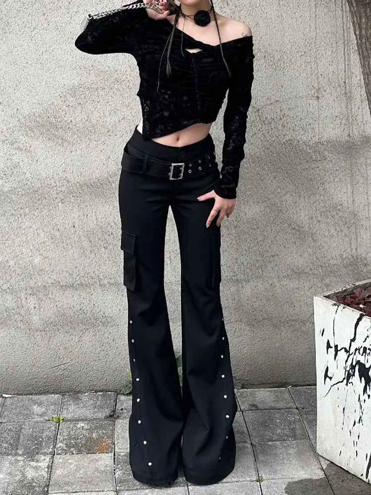 Retro-Hose im Y2K-Harajuku-Gothic-Stil mit schwarzem Nietengürtel und ausgestelltem Bein – schmal geschnitten und mit niedrigem Bund.